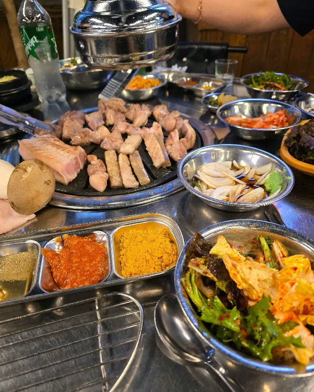 명성고깃집 푸짐한 한 상 차림