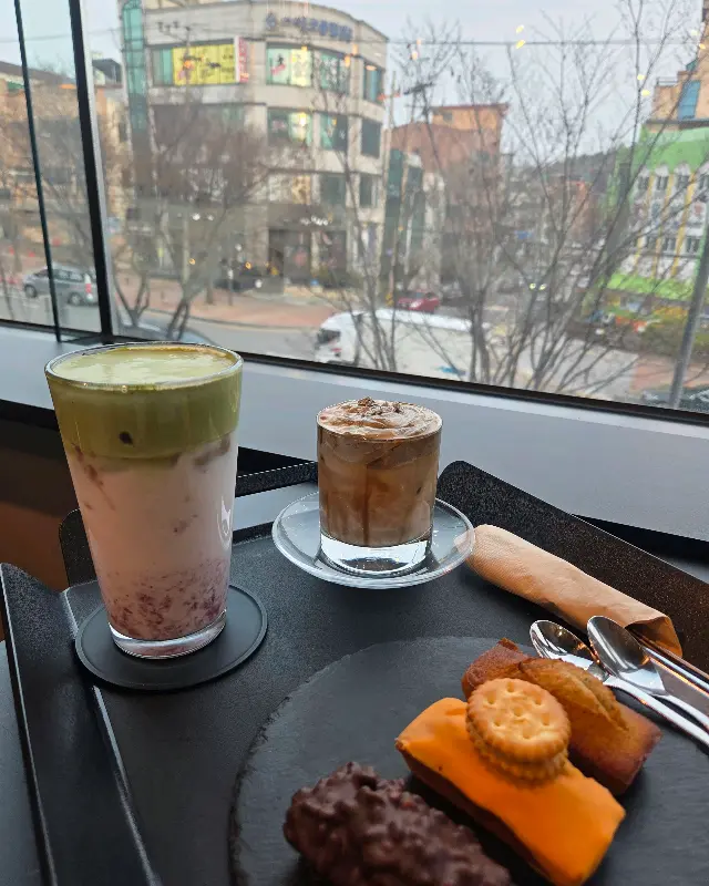 흑임자 라떼와 휘낭시에