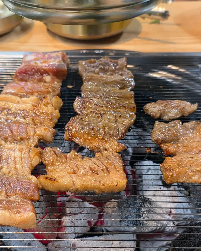 숯불에 구워지는 다양한 고기들