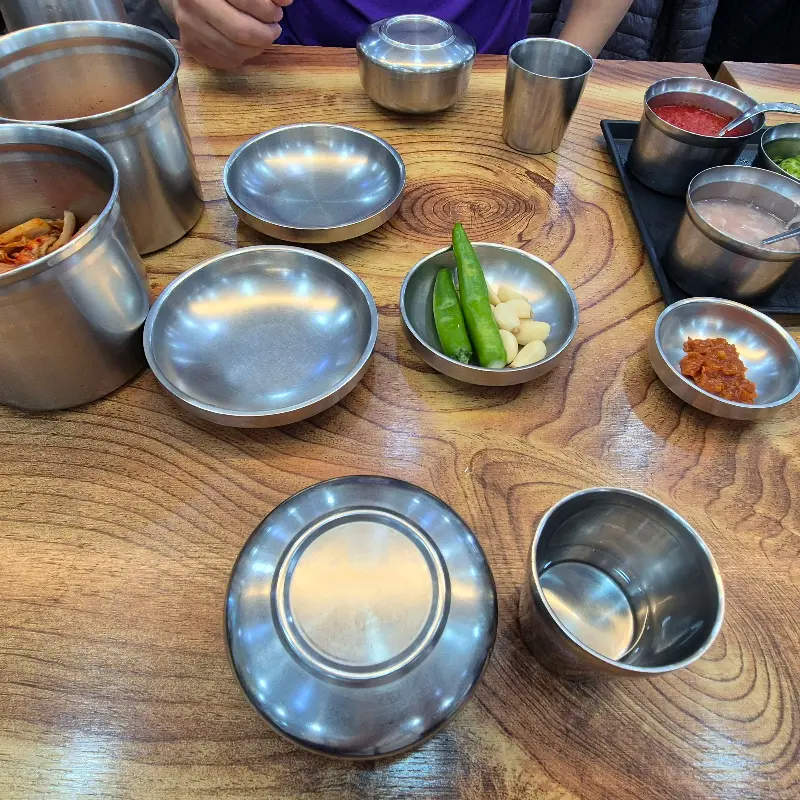 푸짐하게 차려진 테이블