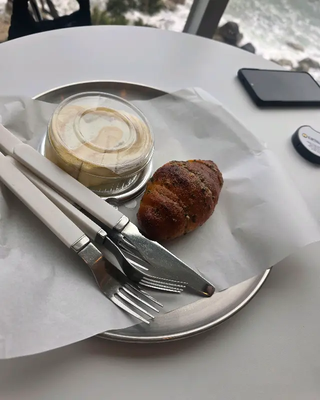 접시에 담긴 디저트와 빵