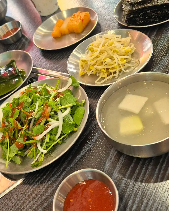 다채로운 반찬이 곁들여진 갑오징어 한 상 차림