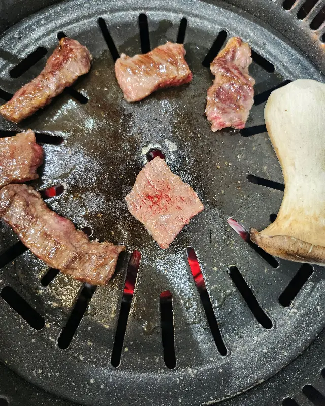 숯불 위에서 구워지는 고기