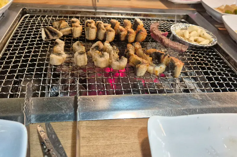숯불 위에서 익어가는 장어와 갈비