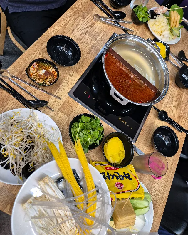 훠궈 재료와 소스, 육수가 준비된 테이블 전경