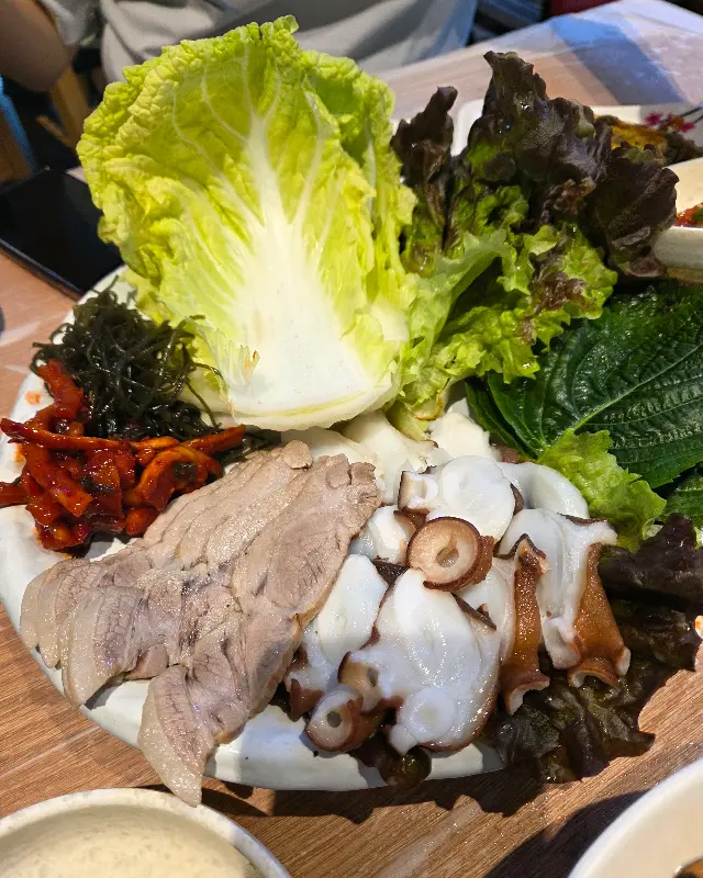 싱싱한 해산물과 쌈 채소