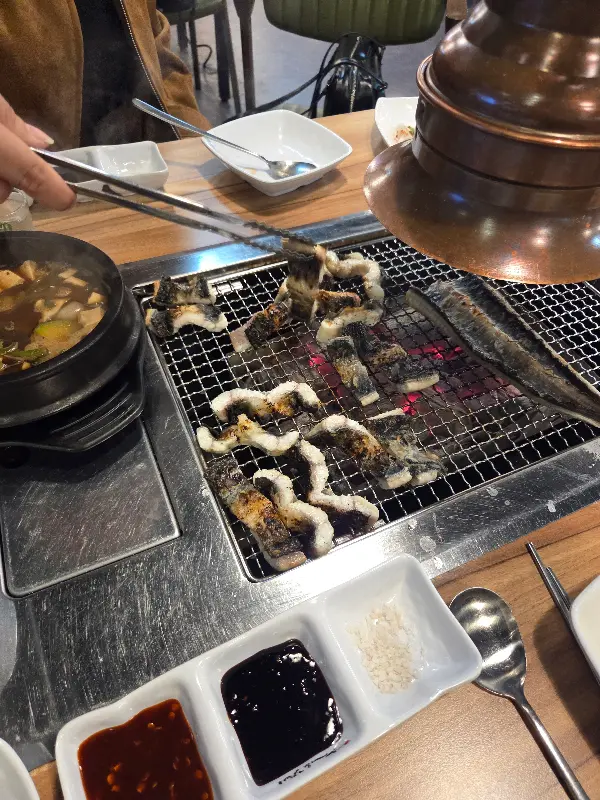 숯불 위에서 익어가는 장어