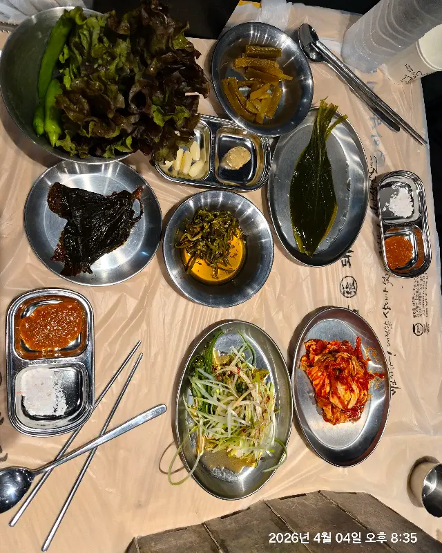 불판 가득 올려진 고기와 마늘