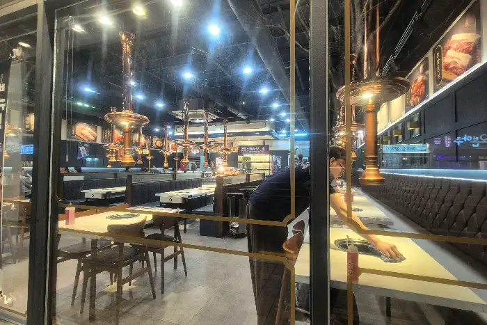 경산역 명륜진사갈비 내부 전경 (창밖 풍경)