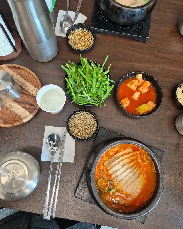 돼지국밥 한 상 차림