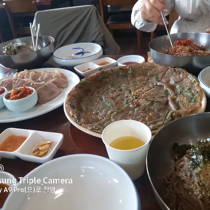 푸짐한 막국수와 수육 한 상