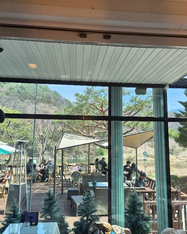 야외 테라스에서 즐기는 커피 한 잔