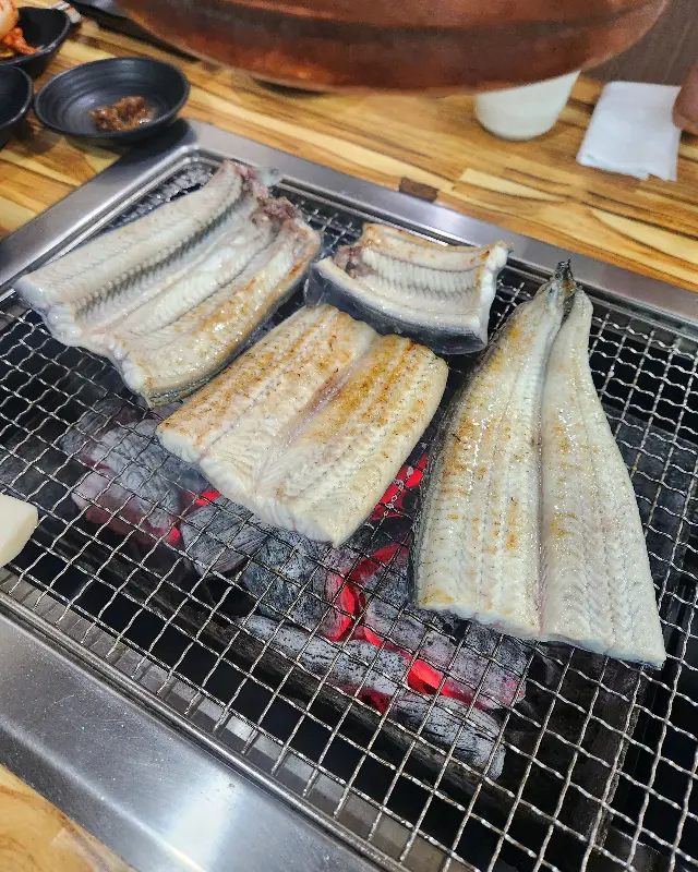 숯불 위에서 익어가는 통통한 장어