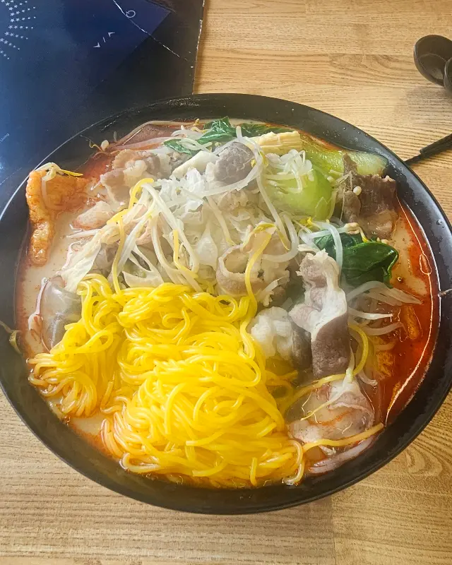 마라탕에 다양한 재료를 넣어 맛있게 즐기는 모습