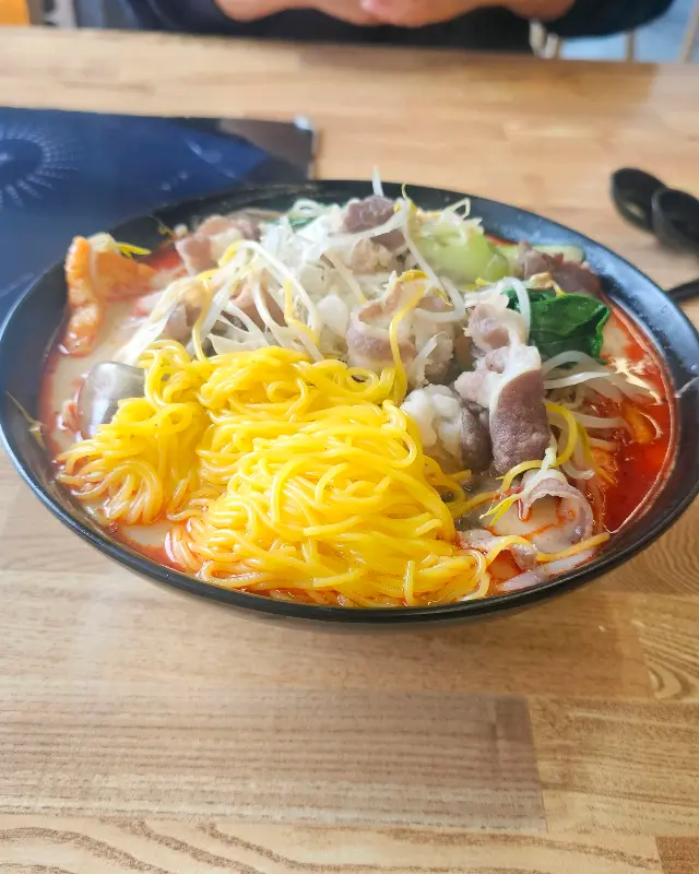 마라탕에 고기와 야채, 면을 푸짐하게 담아 먹음직스러운 모습