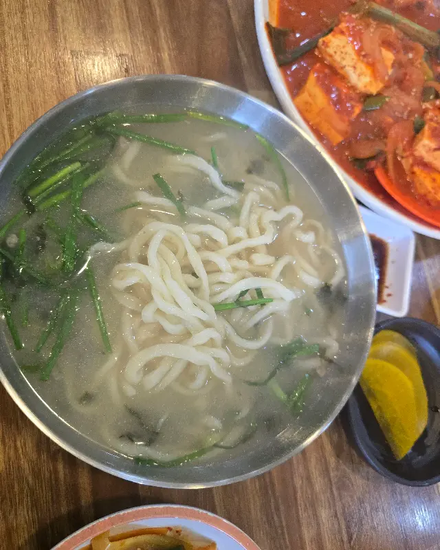 맑은 칼국수의 깔끔한 비주얼
