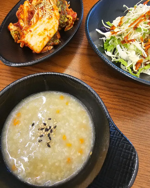 싱싱한 김치와 샐러드