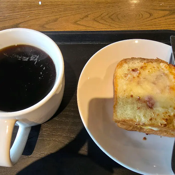 커피와 치즈 샌드위치