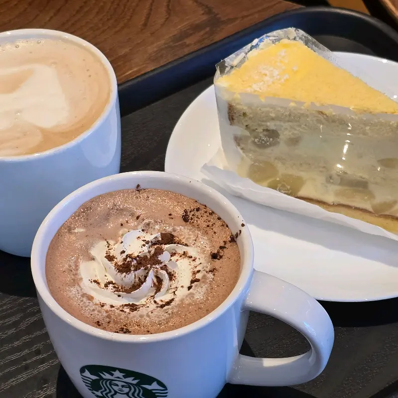 휘핑크림이 듬뿍 올려진 초콜릿 모카와 먹음직스러운 고구마 카스텔라 케이크