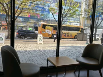 통창뷰에 커피 맛 레전드! 망포에서 만난 스타벅스, 여기가 진짜 찐 맛집!