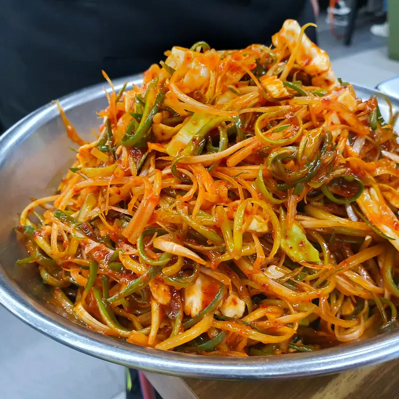 푸짐하게 올려진 파채