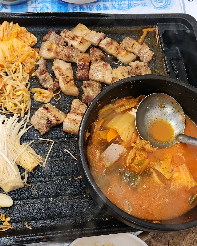 김치찌개와 함께 즐기는 흑돼지 삼겹살 파티