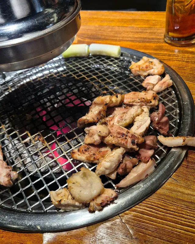 숯불 위에서 맛있게 익어가는 닭고기