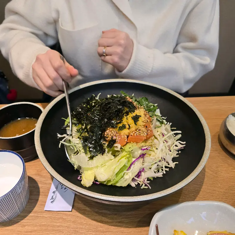 신선한 연어가 듬뿍 올라간 연어회덮밥