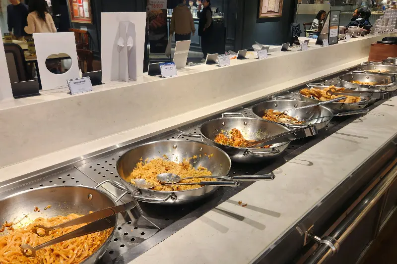 다양한 음식이 진열된 모습