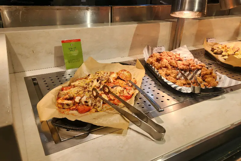 다양한 튀김 요리가 있는 코너