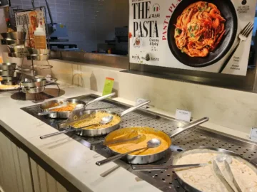 딸기 향 가득한 추억, 마산에서 만나는 애슐리퀸즈 맛집 정복기