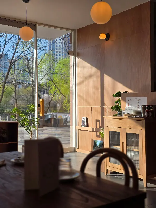 모노테이블의 아늑하고 세련된 인테리어