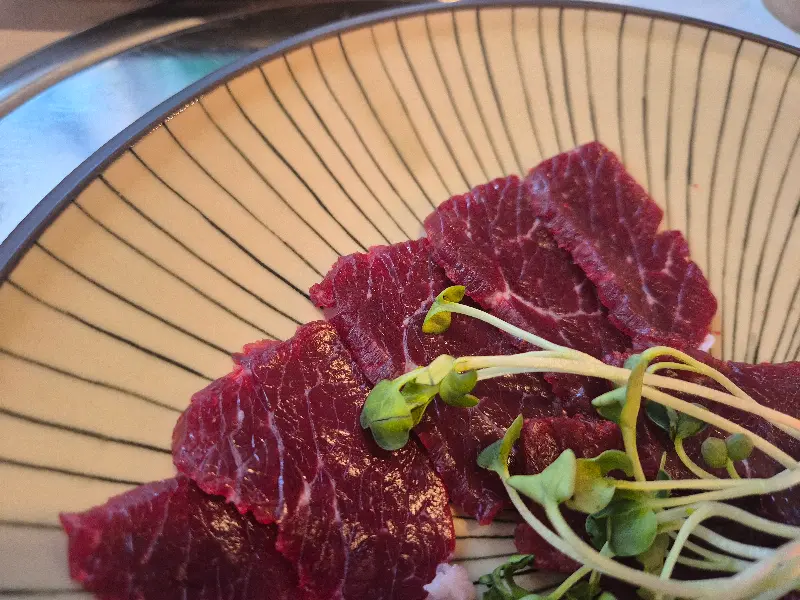 두툼하게 썰린 뭉티기의 클로즈업