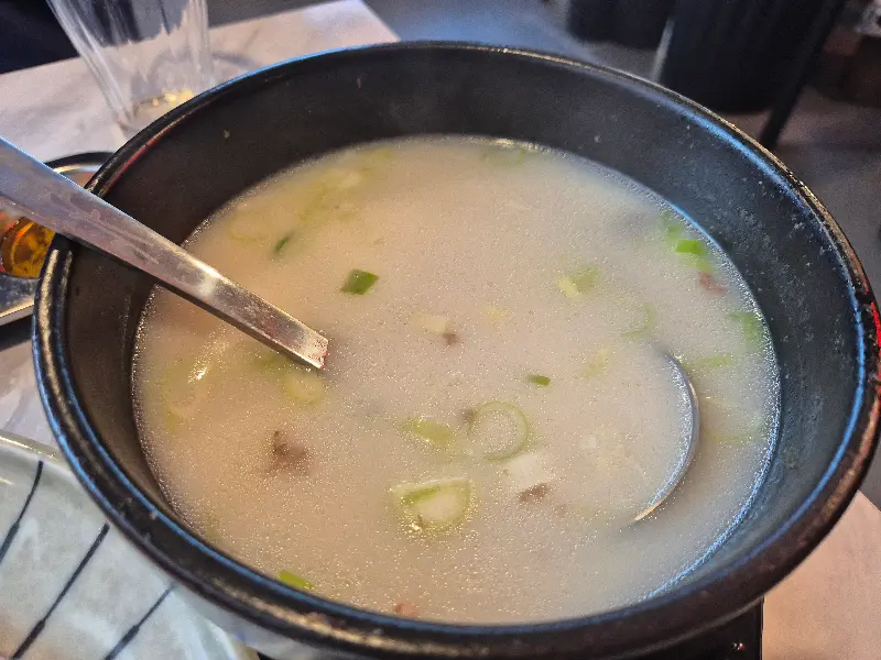 깊고 진한 곰탕 국물