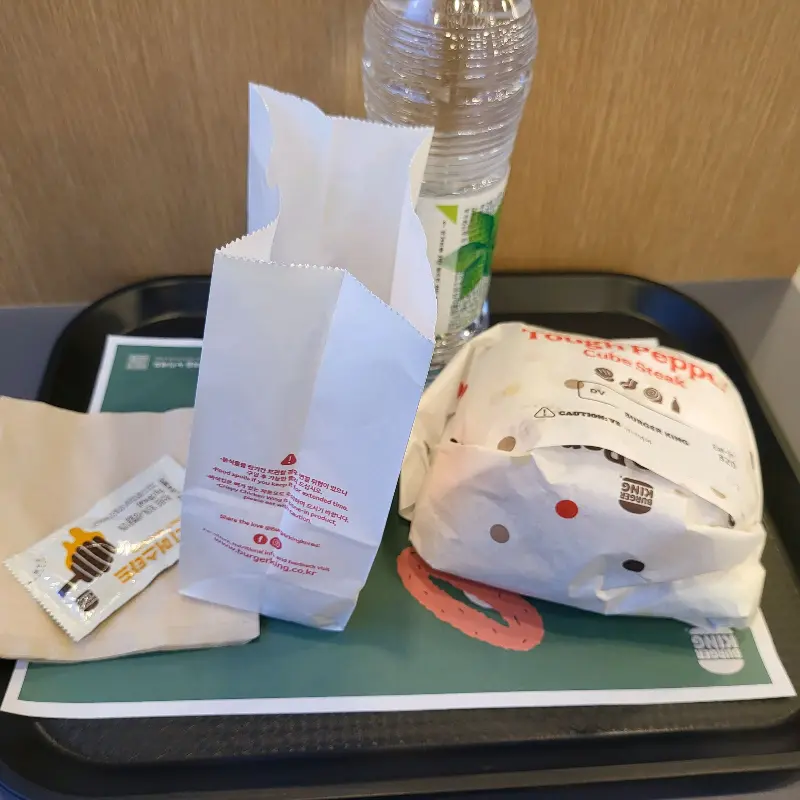 포장된 햄버거와 감자튀김, 음료