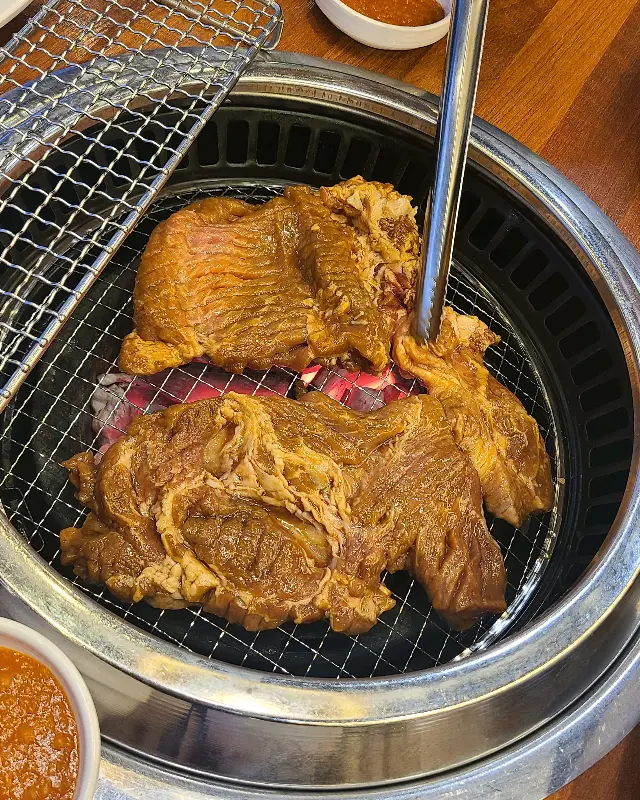 숯불 위에서 구워지는 갈비