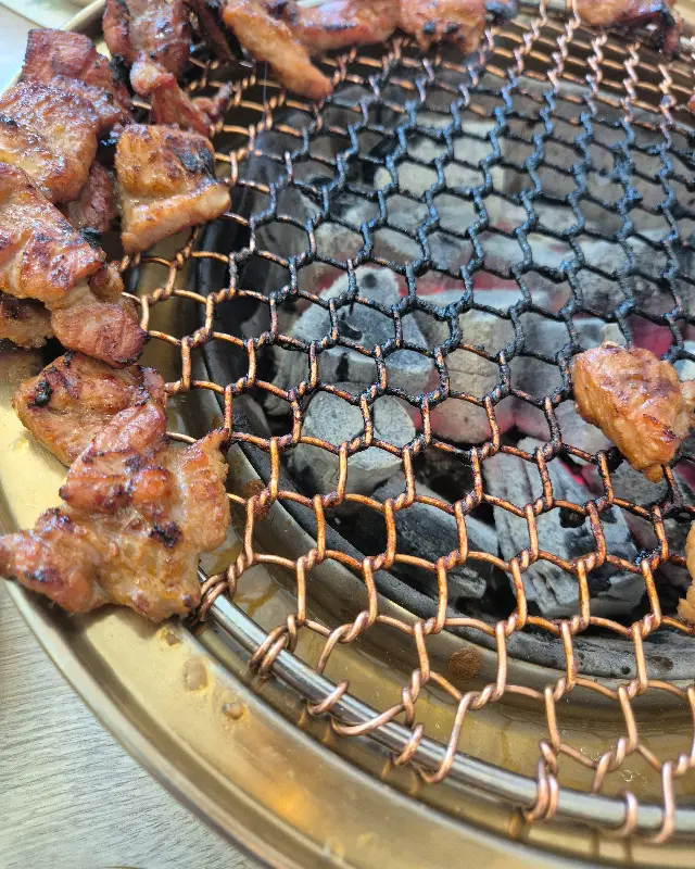 숯불에 구워지는 양념갈비