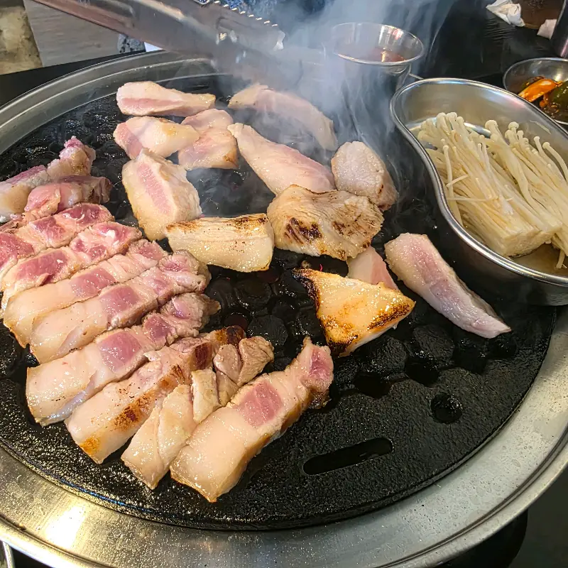 불판 위에서 맛있게 구워지는 고기