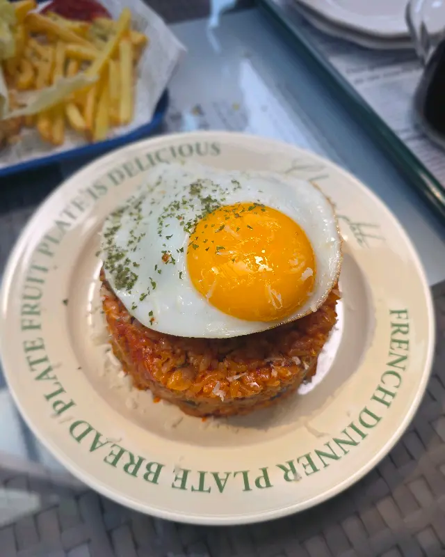 필라프 위에 올려진 계란