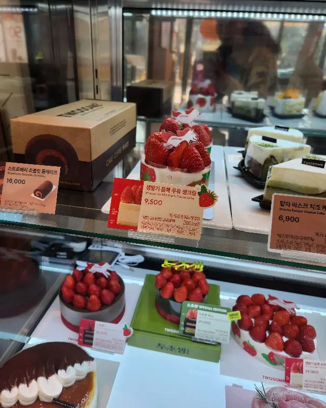 쇼케이스 안의 다양한 케이크들