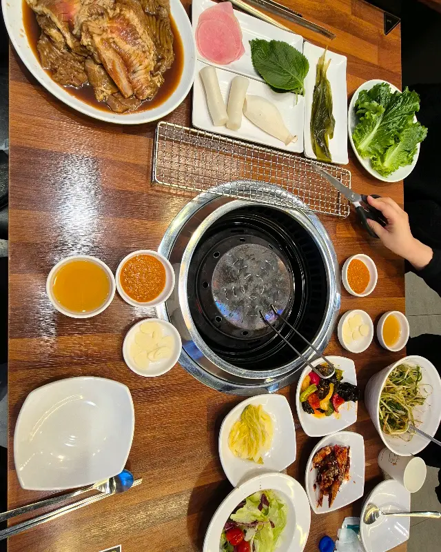 솔가숯불갈비의 풍성한 한 상 차림