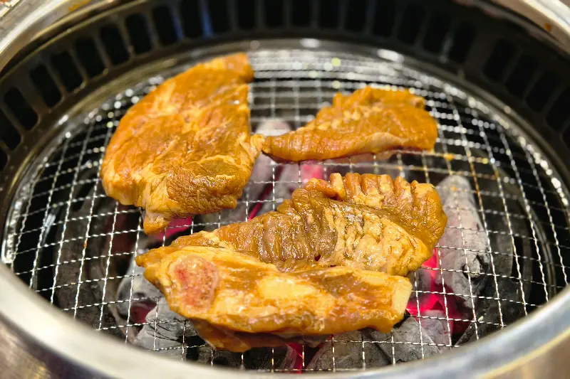 숯불에 구워지는 윤기나는 갈비