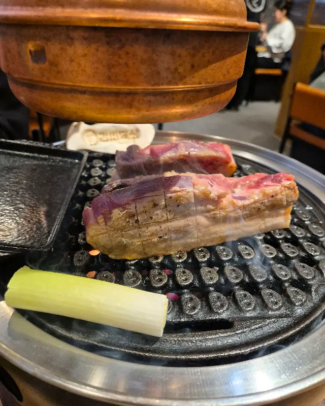 숯불 위에서 맛있게 익어가는 목살