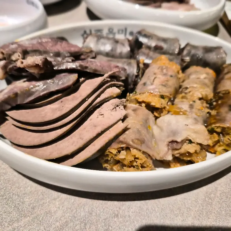 윤기가 좌르르 흐르는 순대와 머리고기