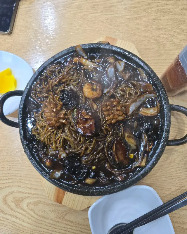 돌짜장의 푸짐한 비주얼