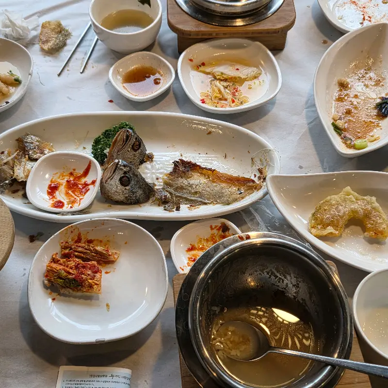 식사를 마친 후의 테이블