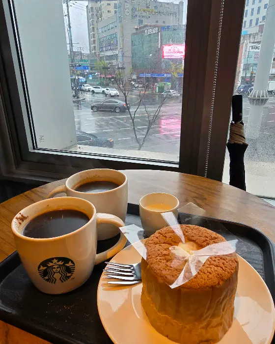 따뜻한 커피 두 잔과 수플레 케이크