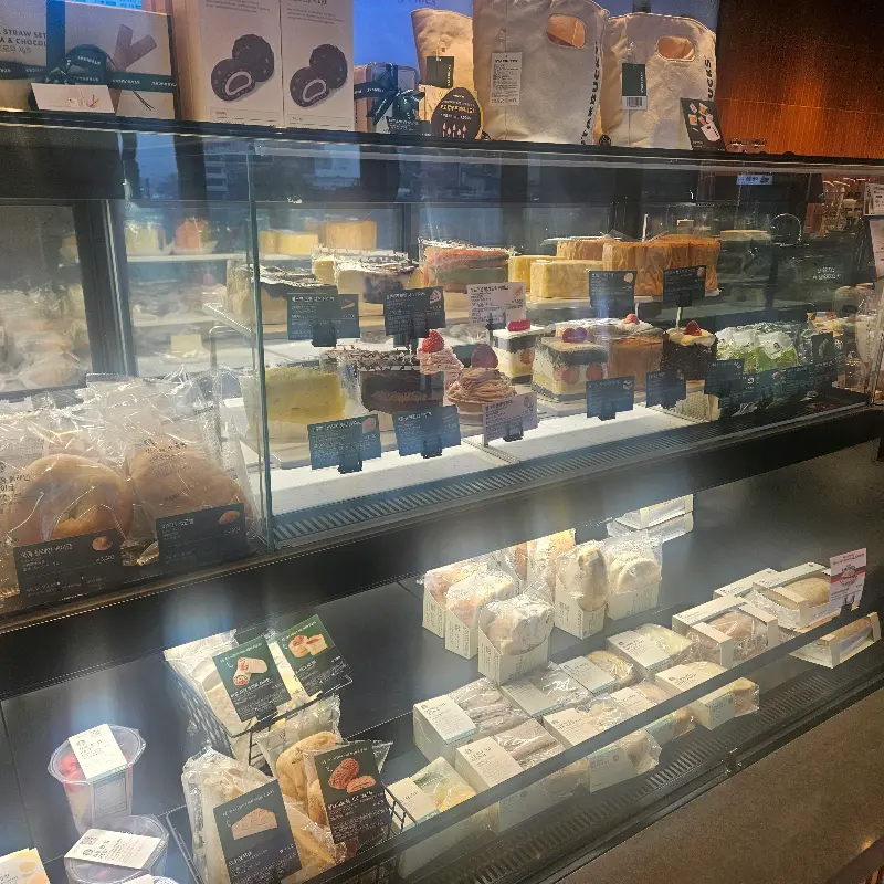 다양한 케이크와 빵이 준비되어 있는 쇼케이스