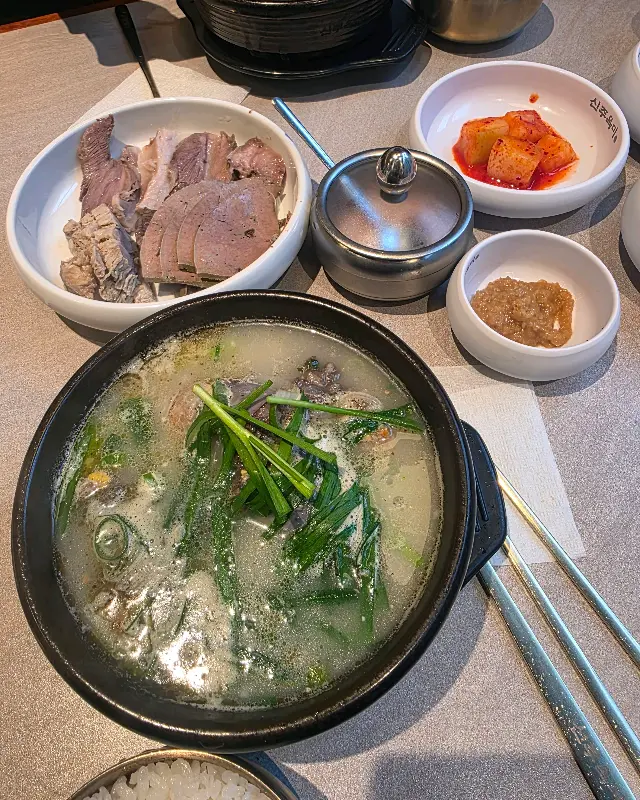 수육과 함께 즐기는 순대국