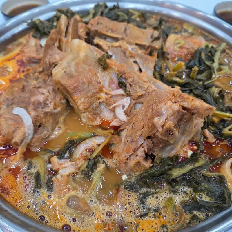 푸짐한 뼈와 시래기가 인상적인 감자탕